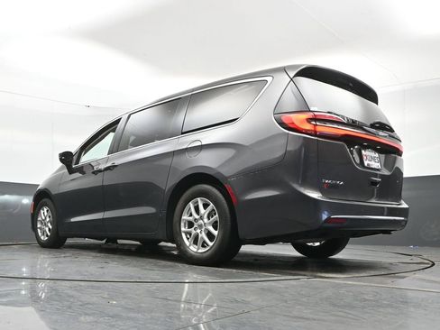 Used 2023 Chrysler Pacifica Touring-L image 47