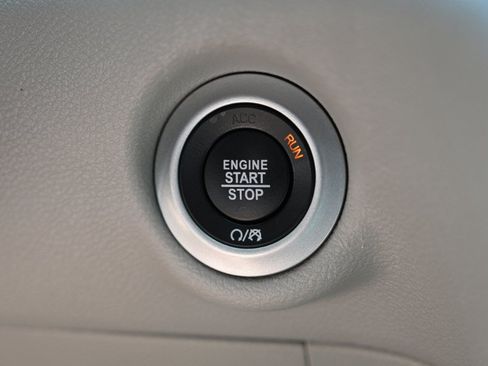 Used 2024 Chrysler Pacifica Touring-L FWD image 32