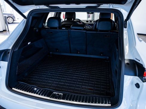 Used 2023 Porsche Cayenne Platinum Edition image 60