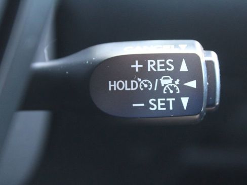 Used 2019 Toyota C-HR XLE FWD image 30