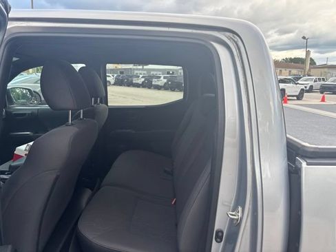 Used 2018 Toyota Tacoma TRD Off-Road w/ Technology Package AWD/4WD image 12