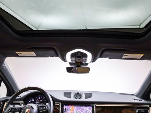 Certified 2025 Porsche Macan image 20