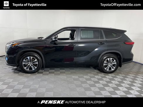 Used 2023 Toyota Highlander XLE image 2