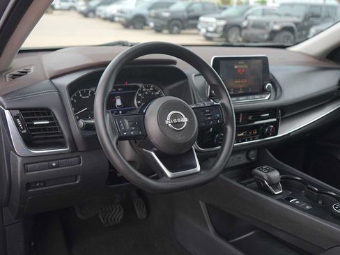 Used 2022 Nissan Rogue SV AWD/4WD image 2