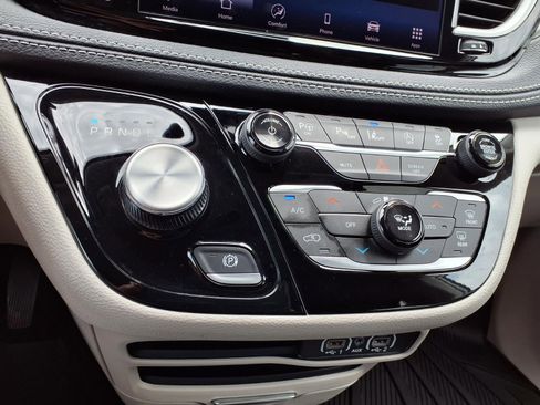 Used 2023 Chrysler Pacifica Touring-L FWD image 7