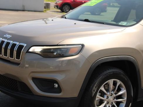 Used 2019 Jeep Cherokee Latitude Plus w/ Comfort/Convenience Group AWD/4WD image 4