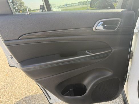 Used 2019 Jeep Grand Cherokee Laredo AWD/4WD image 27