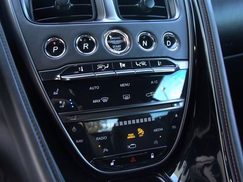 Used 2018 Aston Martin DB11 Coupe image 18