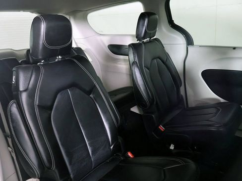 Used 2023 Chrysler Pacifica Touring-L image 31