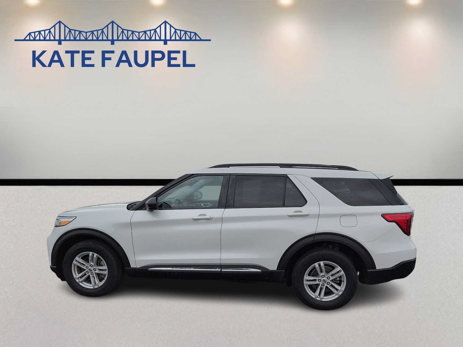 Used 2023 Ford Explorer XLT w/ Equipment Group 202A AWD/4WD image 4