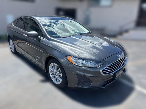 Used 2019 Ford Fusion SE FWD image 1