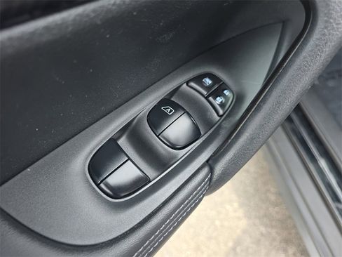 Used 2018 Nissan Rogue SL w/ Premium Package image 17