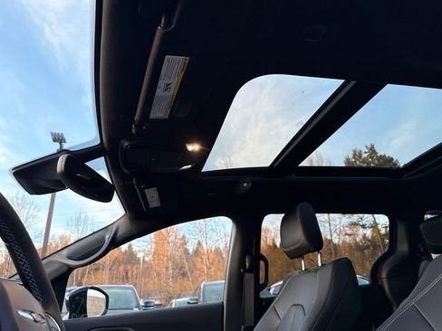 New 2025 Chrysler Pacifica Select image 28