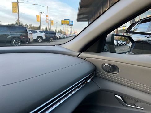 Used 2025 Hyundai Elantra SEL image 35