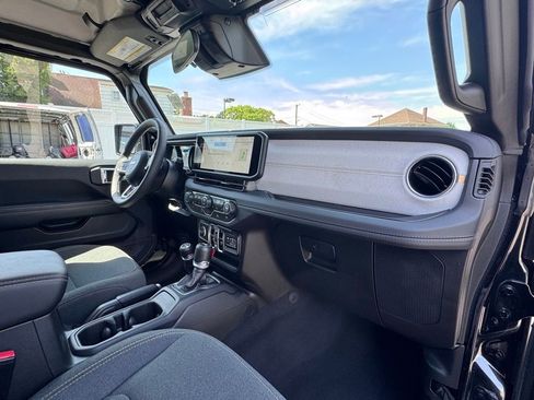Certified 2025 Jeep Wrangler Unlimited Sahara AWD/4WD image 12