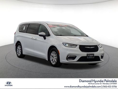 Used 2023 Chrysler Pacifica Touring-L FWD image 1
