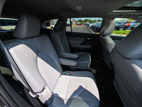 Used 2024 Toyota Highlander XLE AWD/4WD image 27