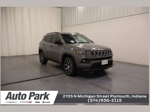 Used 2024 Jeep Compass Latitude AWD/4WD image 1