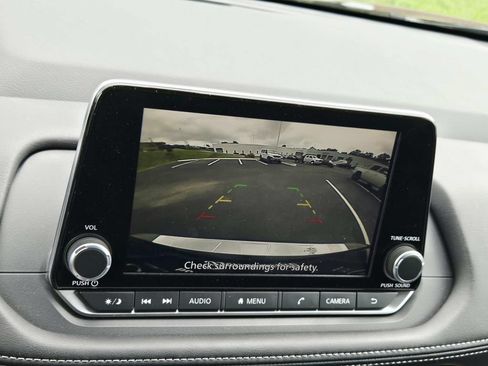 Used 2025 Nissan Rogue SV FWD image 25