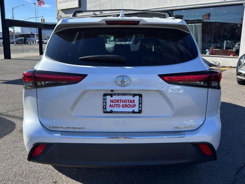 Used 2023 Toyota Highlander XLE image 5