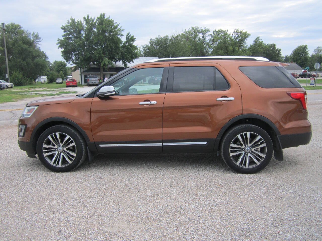 Used 2017 Ford Explorer Platinum AWD/4WD image 1