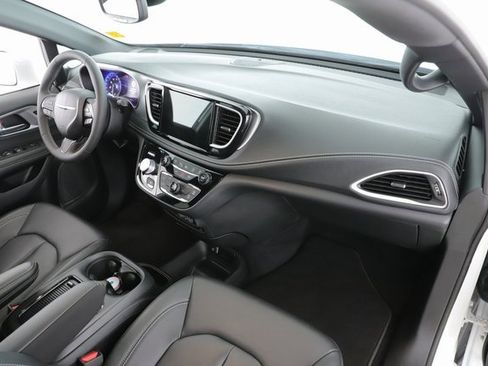 New 2026 Chrysler Pacifica Select image 35