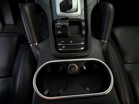 Used 2017 Porsche Cayenne Platinum Edition w/ Premium Package (PJV) image 33