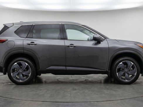 Used 2025 Nissan Rogue SV FWD image 11