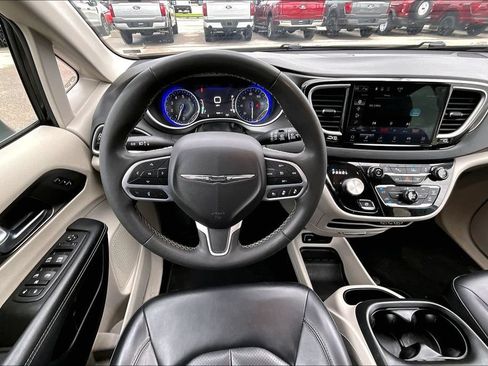 Used 2023 Chrysler Pacifica Touring-L FWD image 5