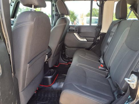 Used 2016 Jeep Wrangler Unlimited Sahara w/ Connectivity Group AWD/4WD image 21