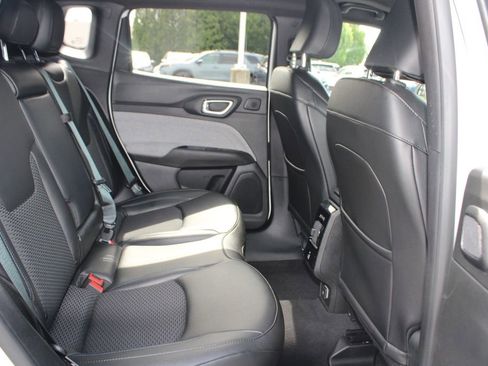 Used 2025 Jeep Compass Latitude w/ Sun & Sound Group AWD/4WD image 13
