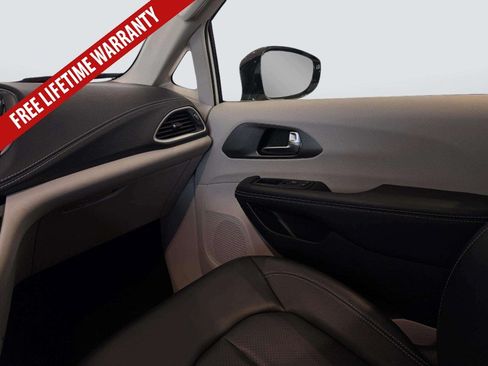 Used 2024 Chrysler Pacifica Limited FWD image 29