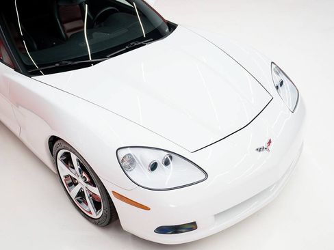 Used 2009 Chevrolet Corvette Coupe w/ Z51 Performance Package RWD image 12