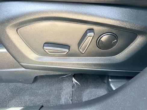 Used 2022 Ford Explorer XLT w/ Equipment Group 202A image 13