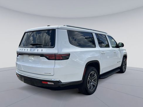 Used 2024 Jeep Wagoneer L Series II w/ Flexible Seating Group AWD/4WD image 9