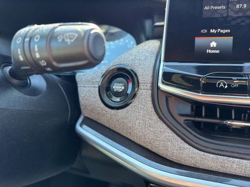 Used 2023 Jeep Compass Latitude AWD/4WD image 17