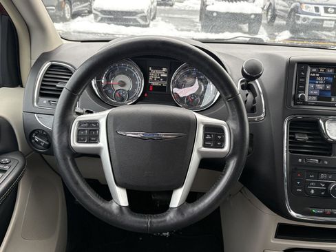 Used 2015 Chrysler Town & Country Touring-L w/ Driver Convenience Group image 9