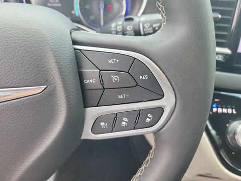 Used 2024 Chrysler Pacifica Touring-L FWD image 18