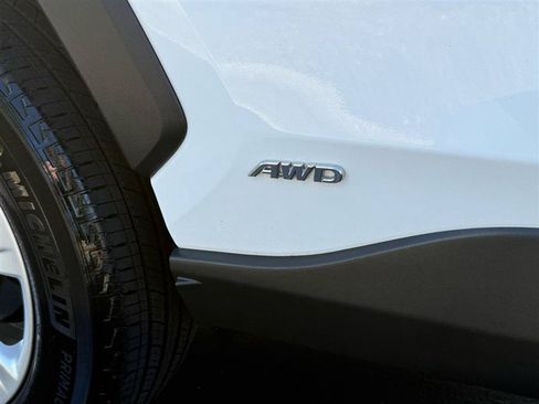 Used 2021 Toyota RAV4 XLE AWD/4WD image 5