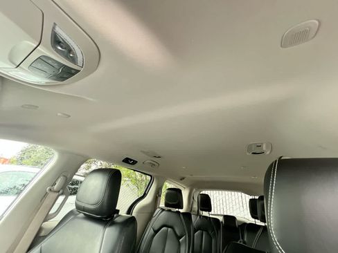 Used 2023 Chrysler Pacifica Touring-L FWD image 22
