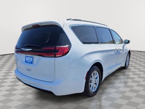 Used 2022 Chrysler Pacifica Touring-L FWD image 4