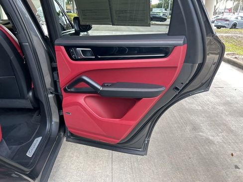 Used 2022 Porsche Cayenne w/ Premium Package Plus image 31