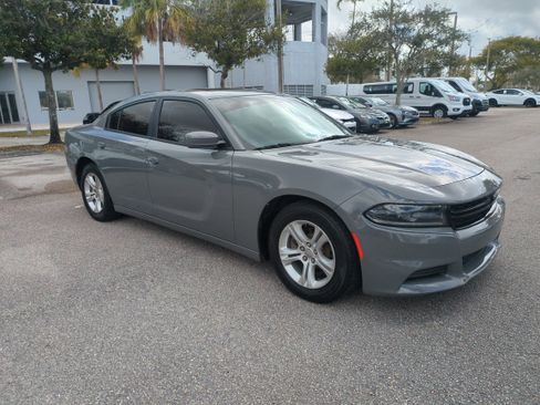 Used 2019 Dodge Charger SXT w/ Leather Interior Group image 2
