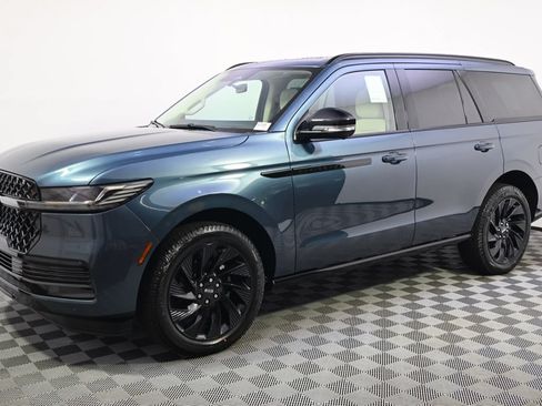 New 2027 Lincoln Navigator Reserve w/ Jet Appearance Package AWD/4WD image 2