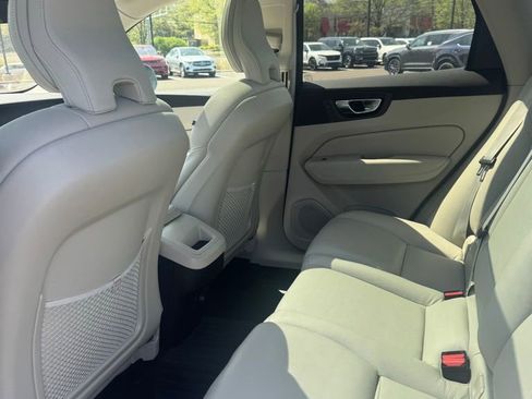 Used 2020 Volvo XC60 T5 Momentum w/ Protection Package Premier image 9