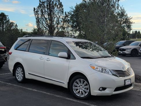 Used 2017 Toyota Sienna XLE w/ XLE Navigation Package AWD/4WD image 2
