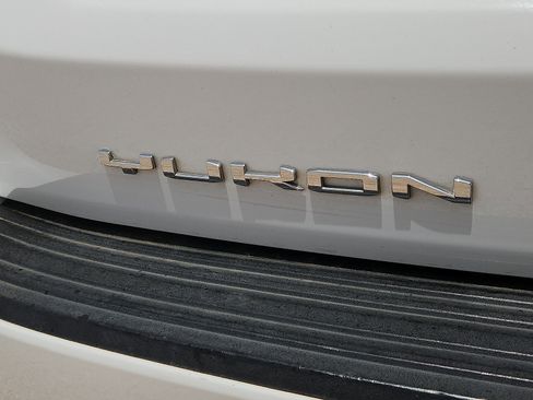 Used 2022 GMC Yukon XL Denali AWD/4WD image 8