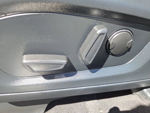 Used 2023 Ford Explorer Limited image 16