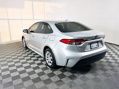 Used 2025 Toyota Corolla LE FWD image 5