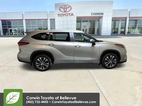 Used 2023 Toyota Highlander XLE image 9